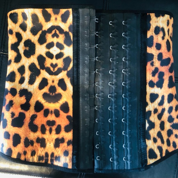 Waist trainer corset. M size. Measures 26 inches in the waist. Barely worn. - Picture 4 of 8